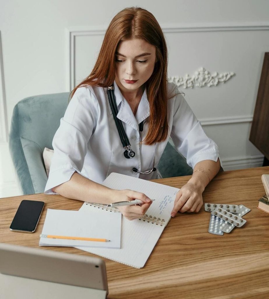 doctora-estudiando Diplomado en dermatología canina y felina