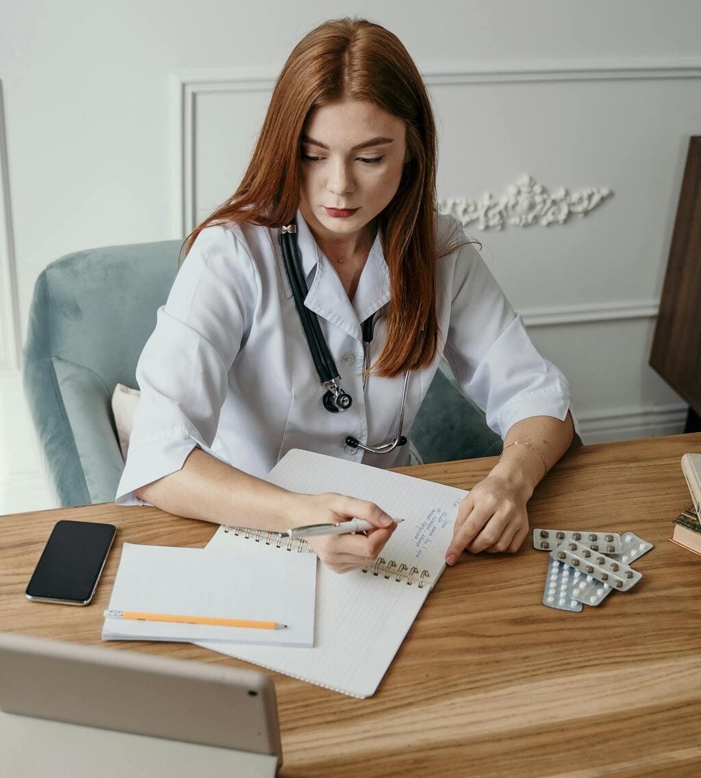 doctora-estudiando Diplomado en dermatología canina y felina